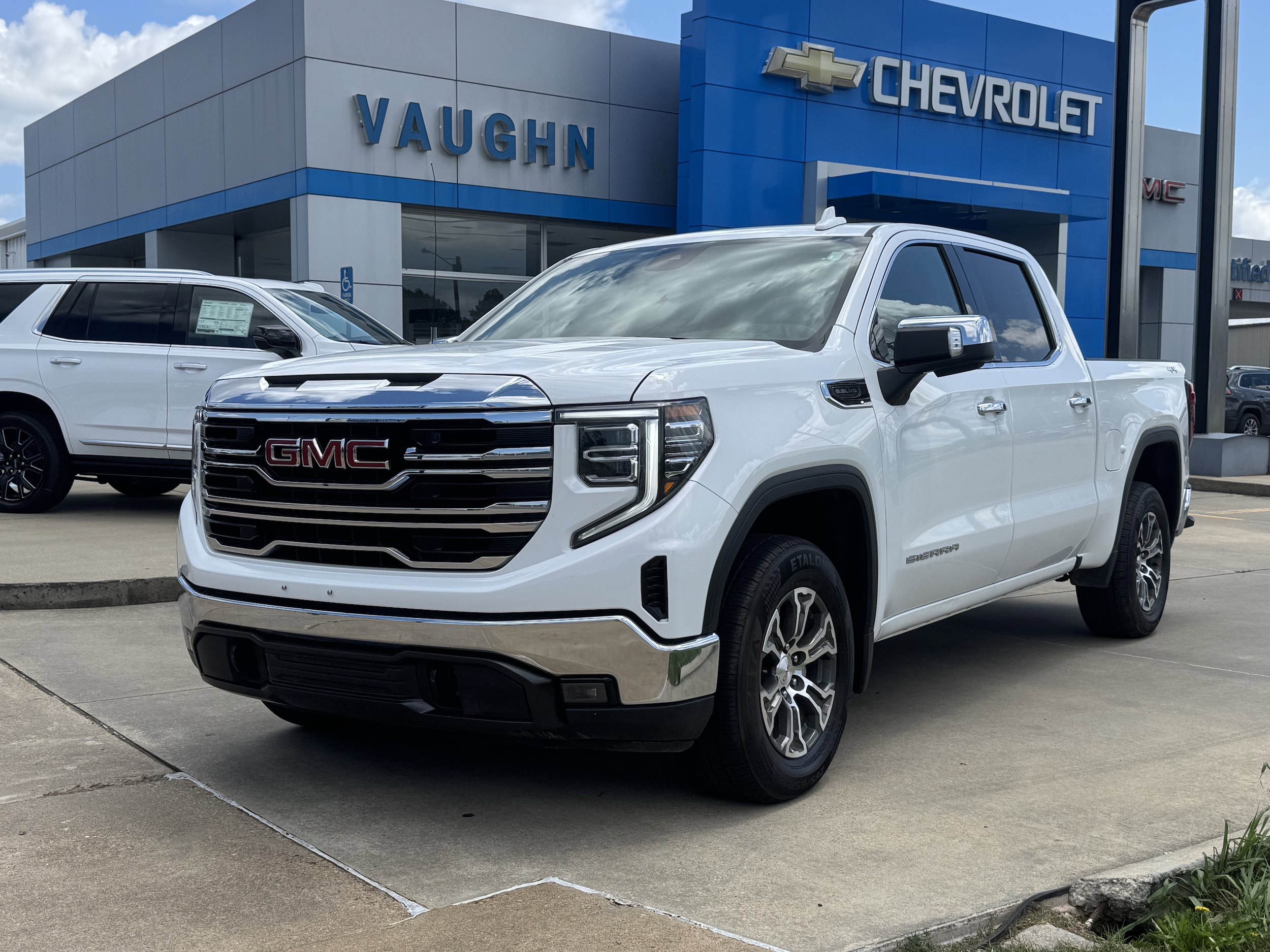 2025 GMC Sierra 4WD Crew Cab Short Box SLT's photo