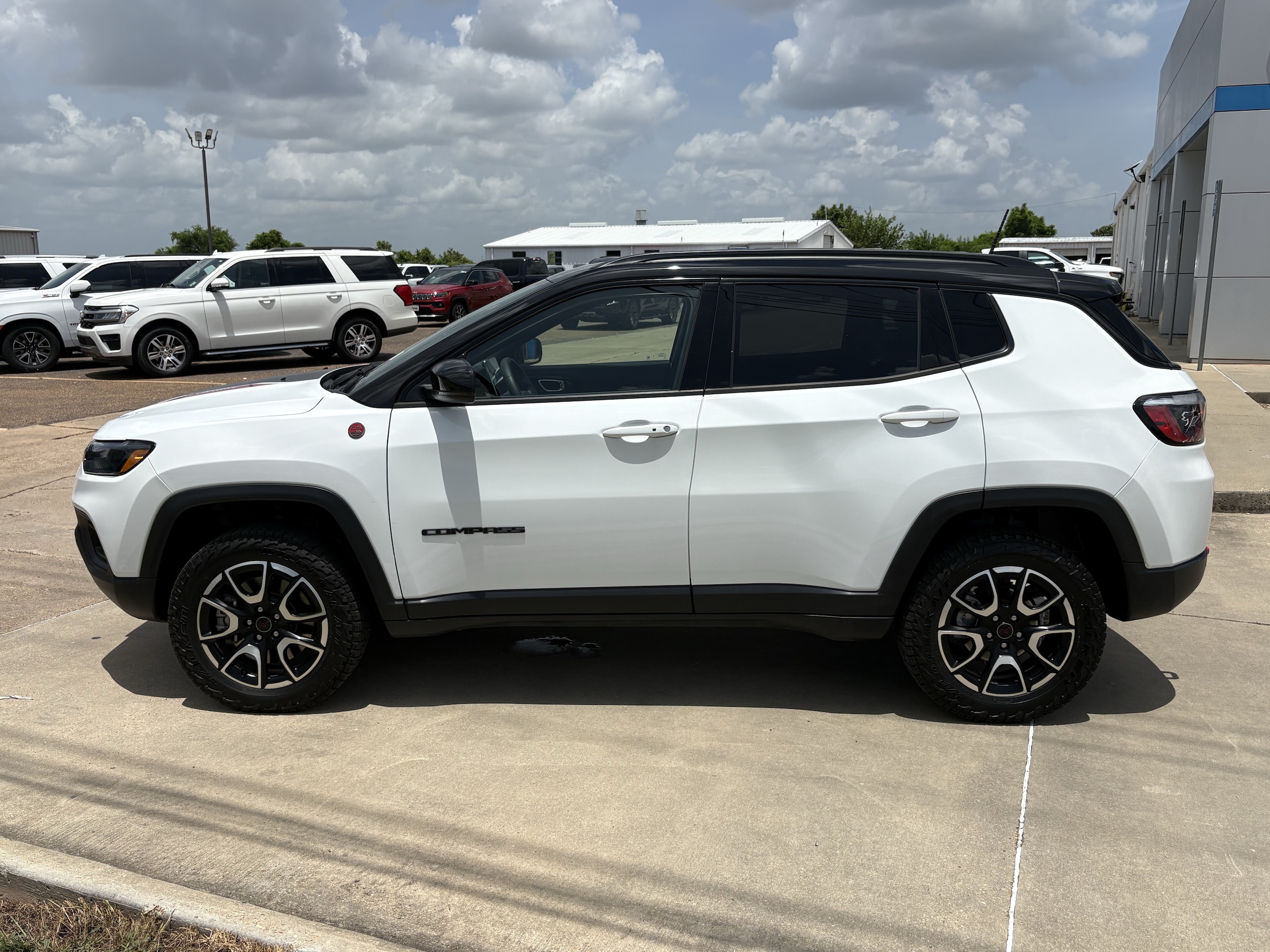 2025 Jeep Compass Trailhawk - Photo 2