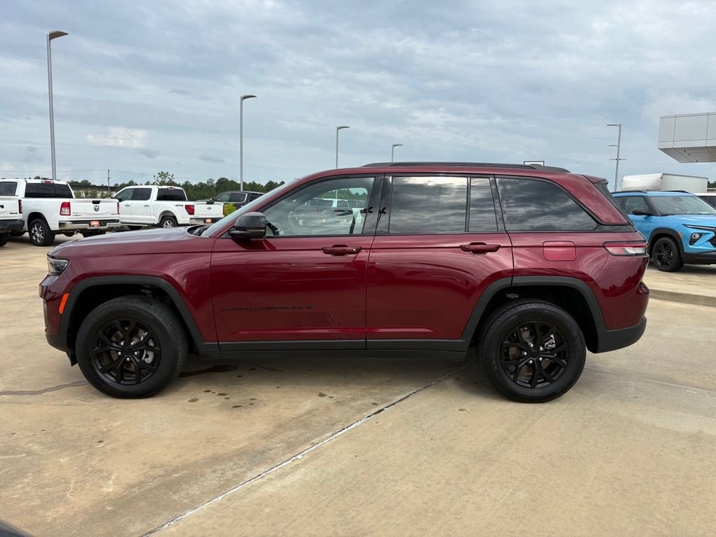 Used 2025 Jeep Grand Cherokee Altitude SUV