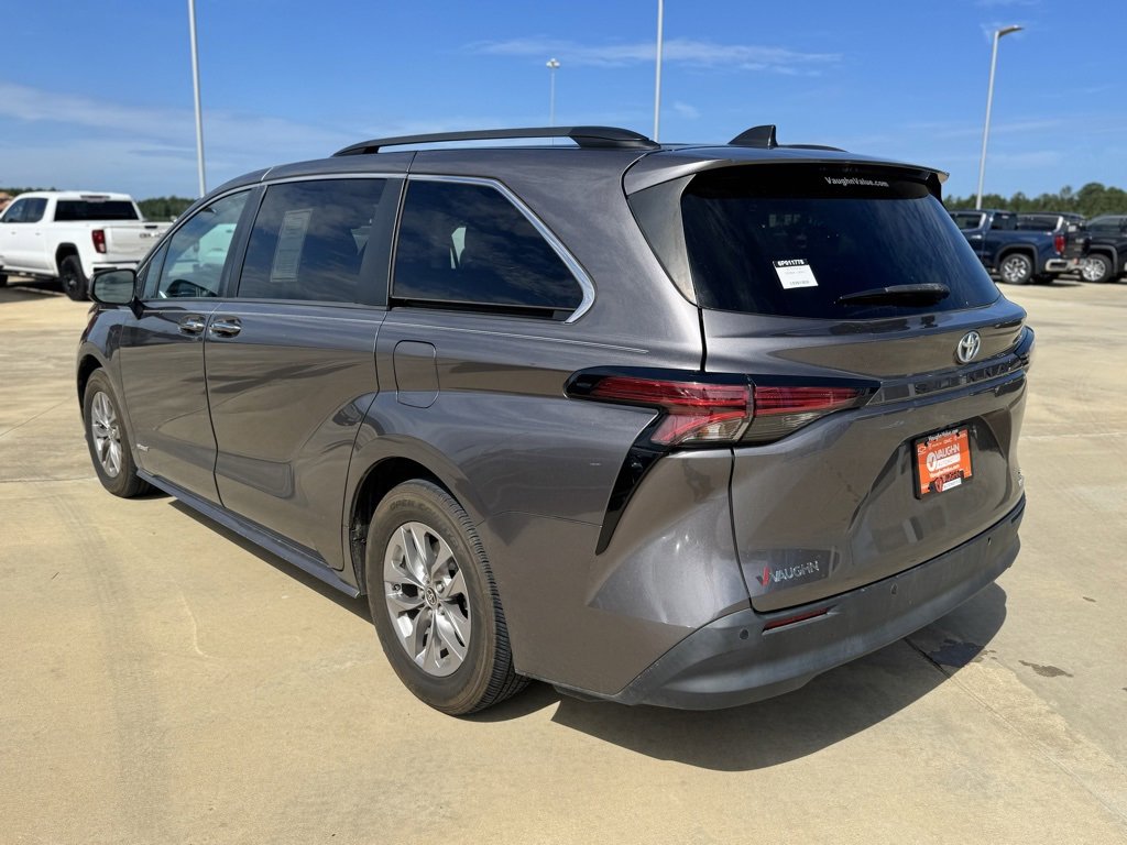 2021 Toyota Sienna XLE photo 3