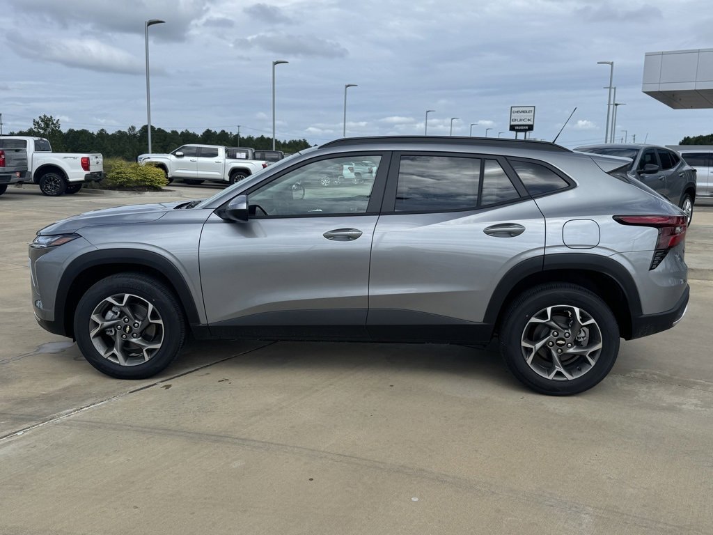 2025 Chevrolet Trax LT photo 2