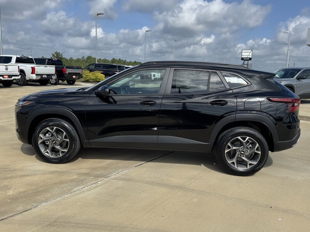 2025 Chevrolet Trax LT photo 2