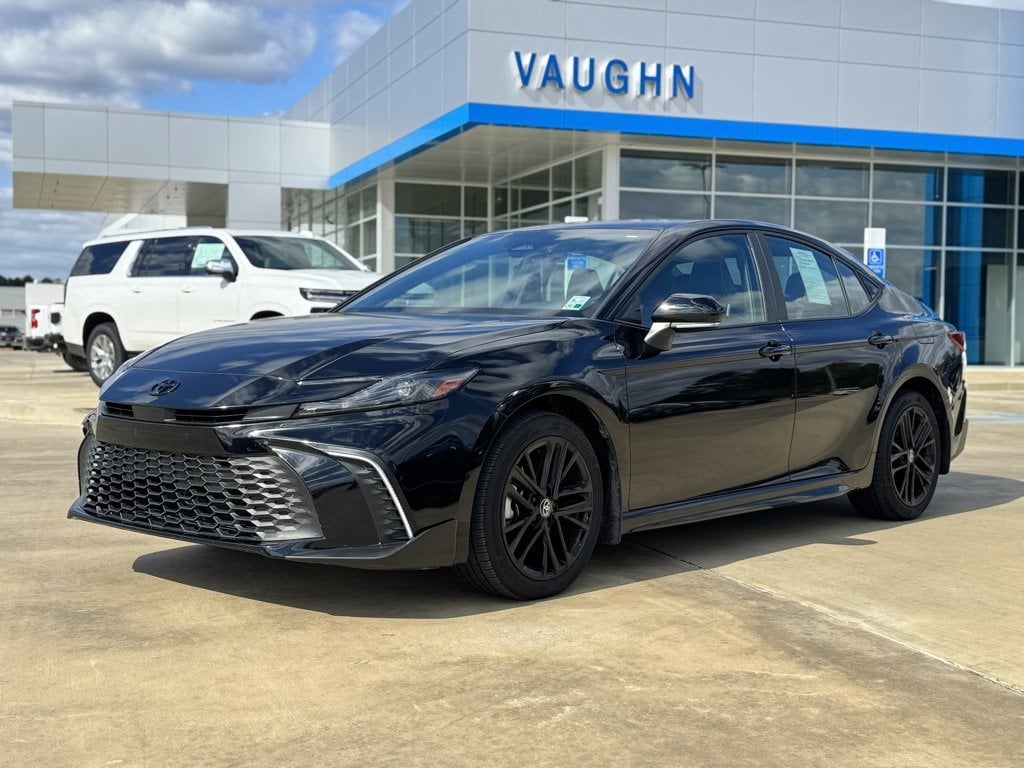 2025 Toyota Camry SE's photo