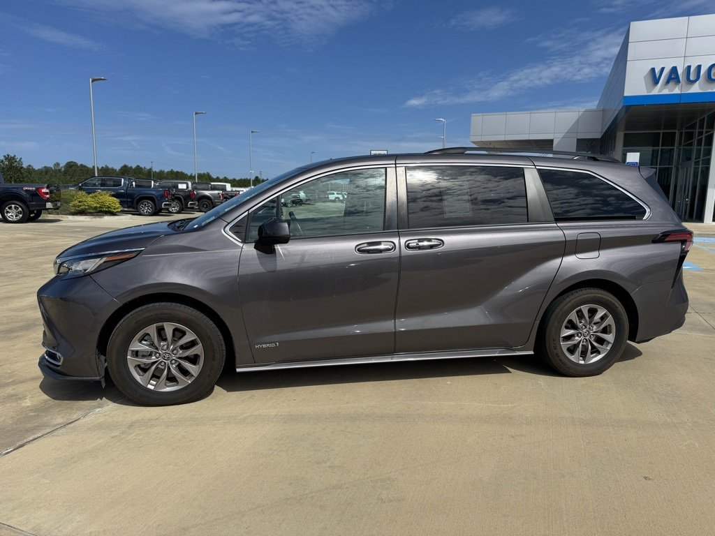 2021 Toyota Sienna XLE photo 2