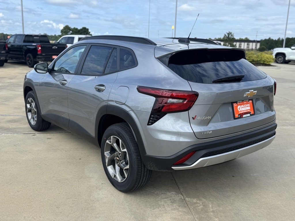 2025 Chevrolet Trax LT photo 3
