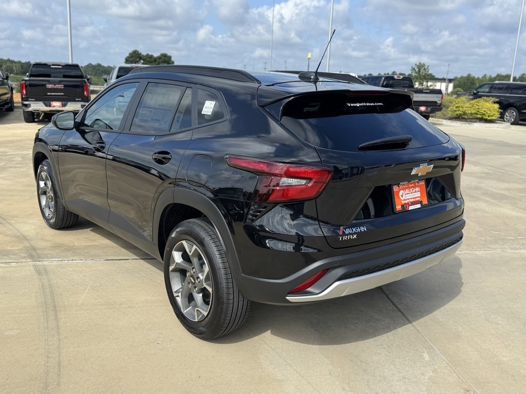2025 Chevrolet Trax LT photo 3