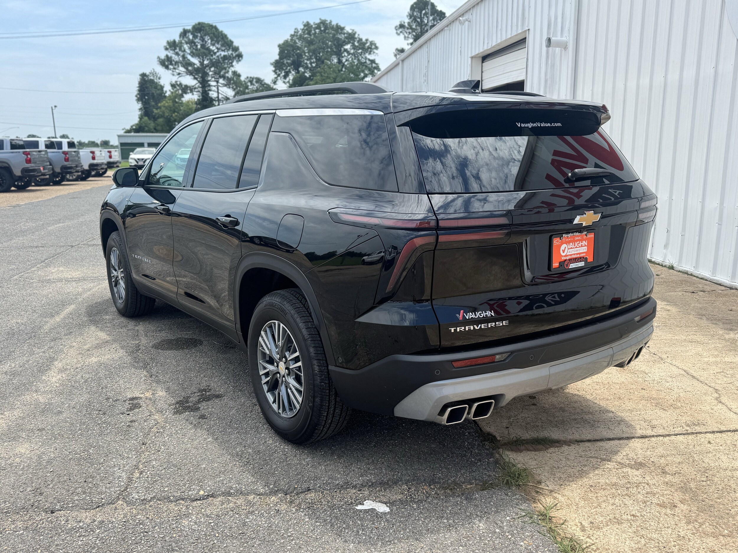 2025 Chevrolet Traverse photo 3