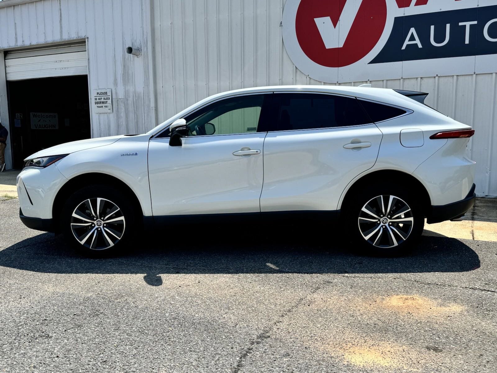 2021 Toyota Venza LE photo 2
