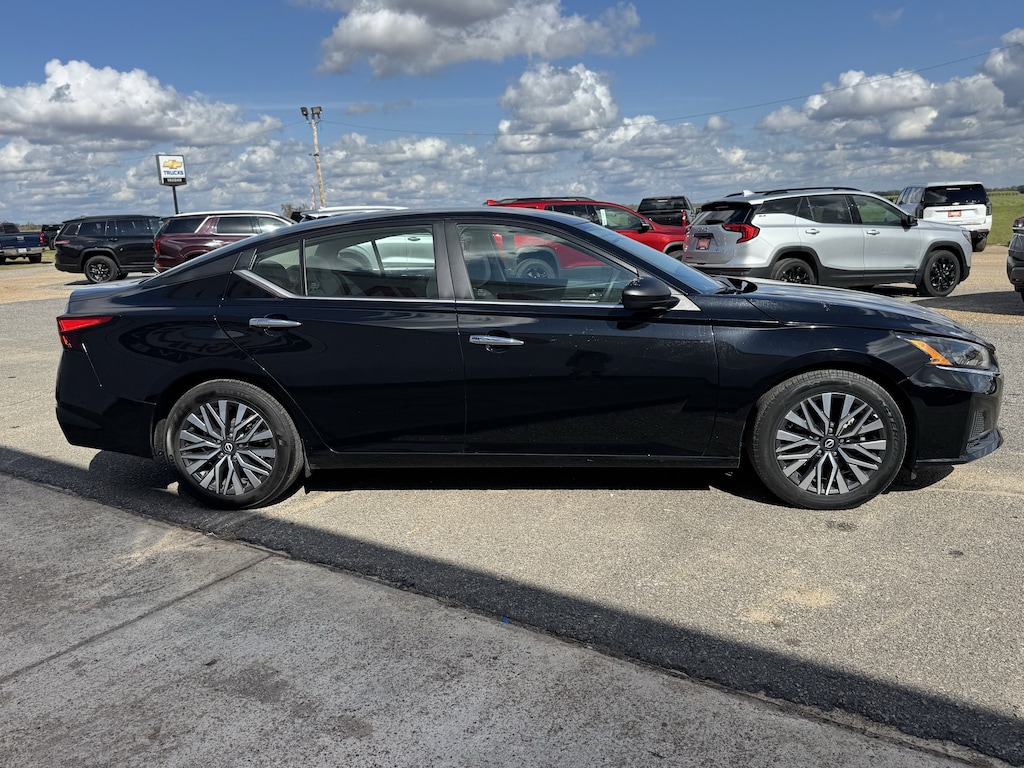 Used 2025 Nissan Altima SV Sedan