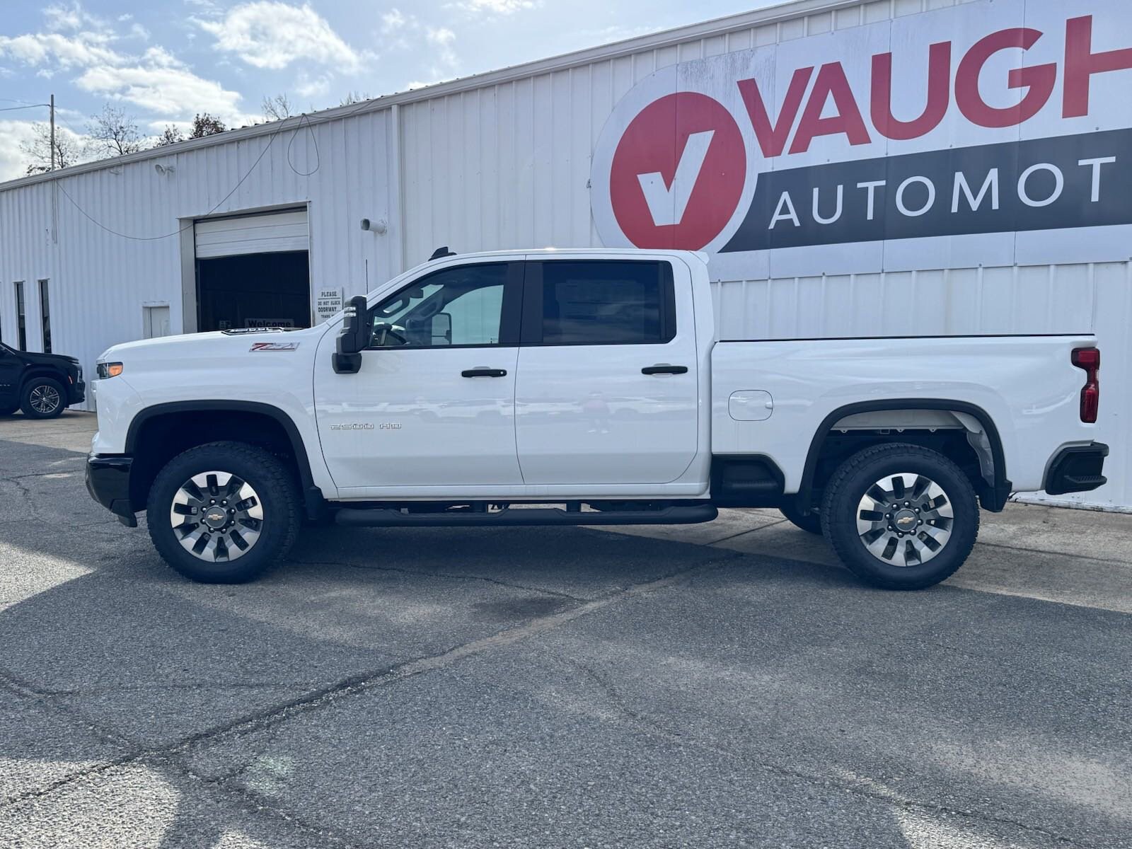 2025 Chevrolet Silverado 2500HD Custom photo 2
