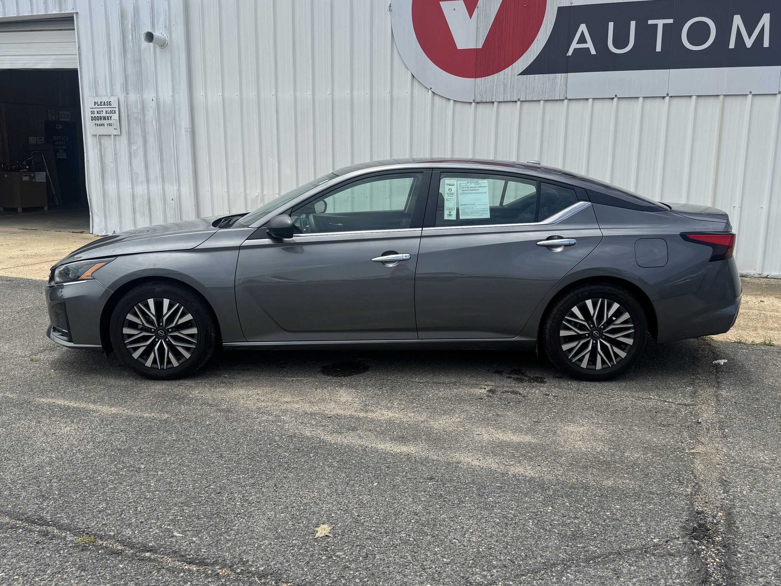 2024 Nissan Altima 2.5 SV photo 2