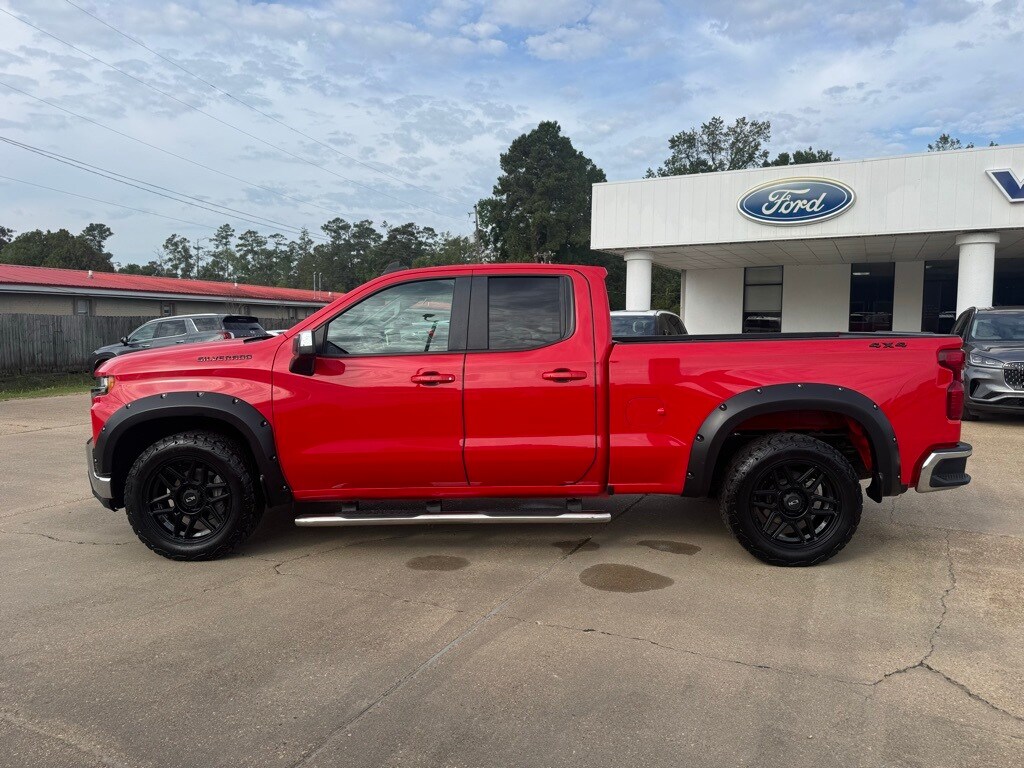 2020 Chevrolet Silverado 1500 LT photo 2