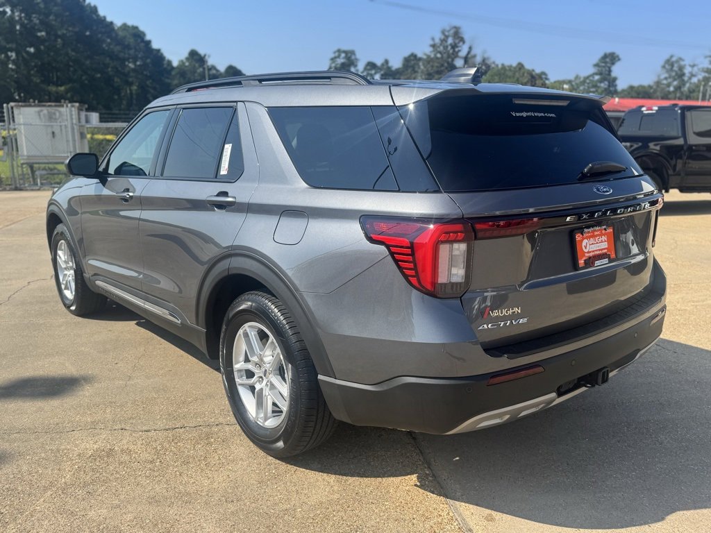 2025 Ford Explorer photo 3