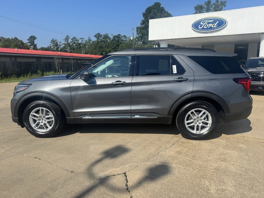 2025 Ford Explorer photo 2