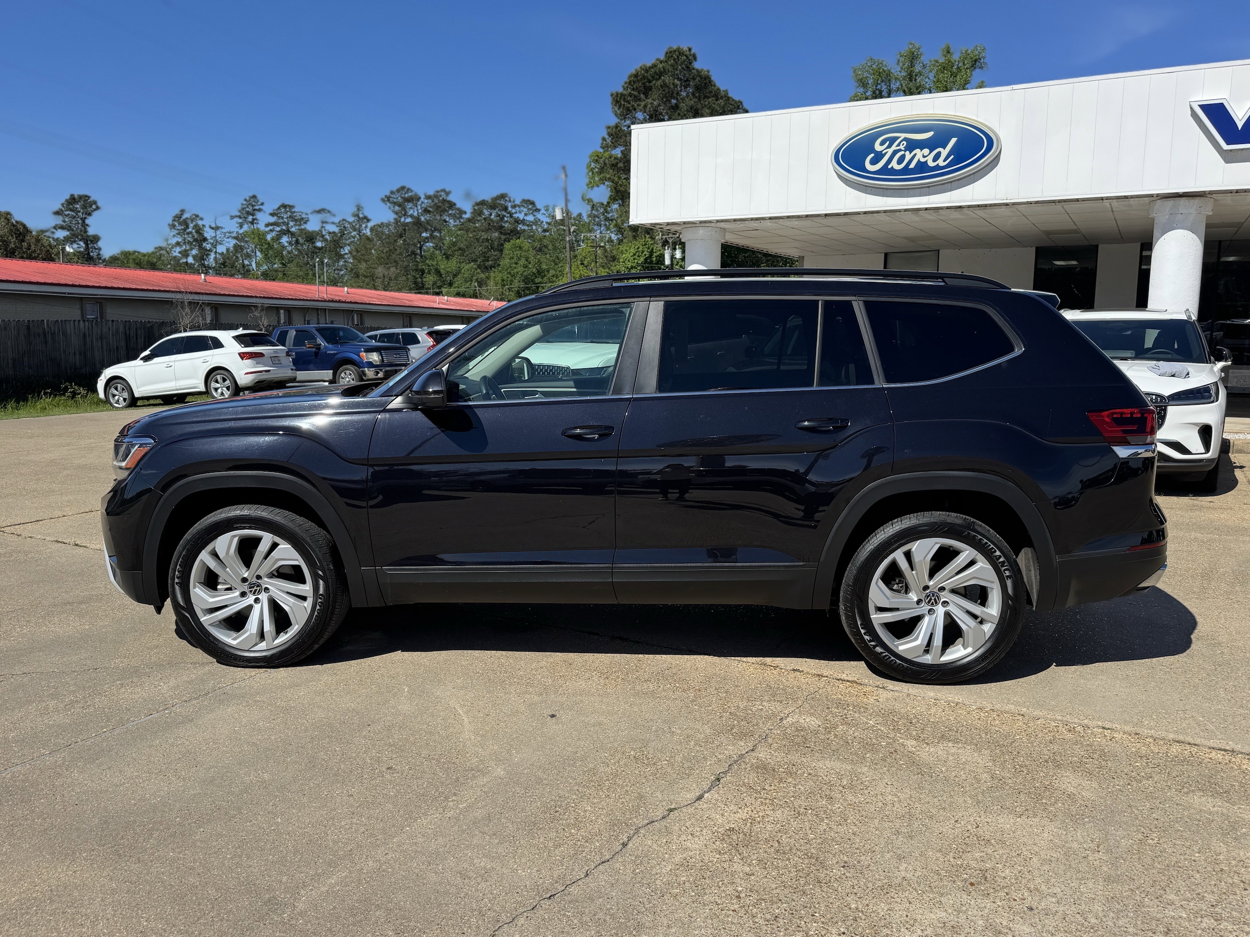 Used 2022 Volkswagen Atlas SE w/Tech with VIN 1V2JR2CA4NC528638 for sale in Oakdale, LA