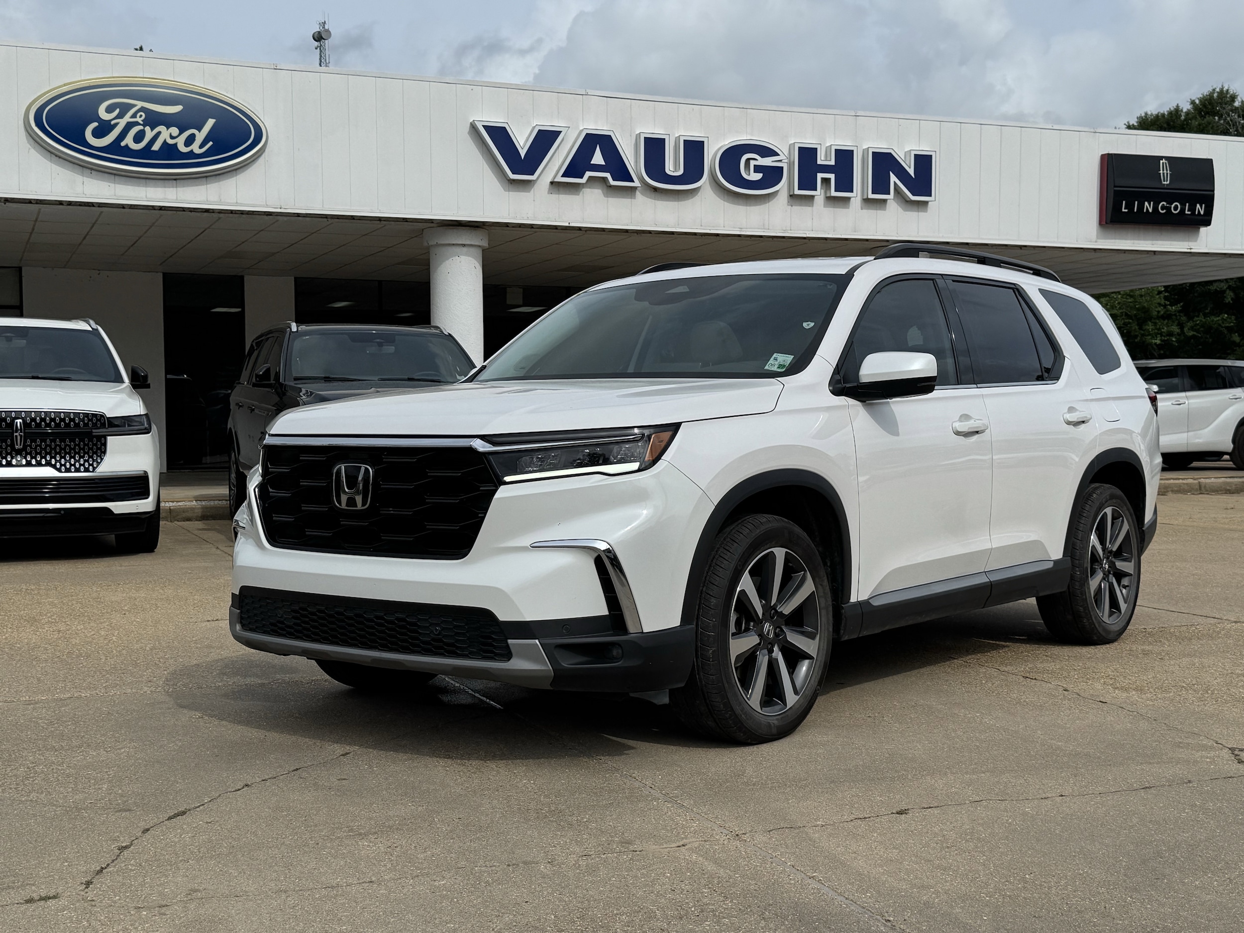 2025 Honda Pilot Touring 2WD's photo