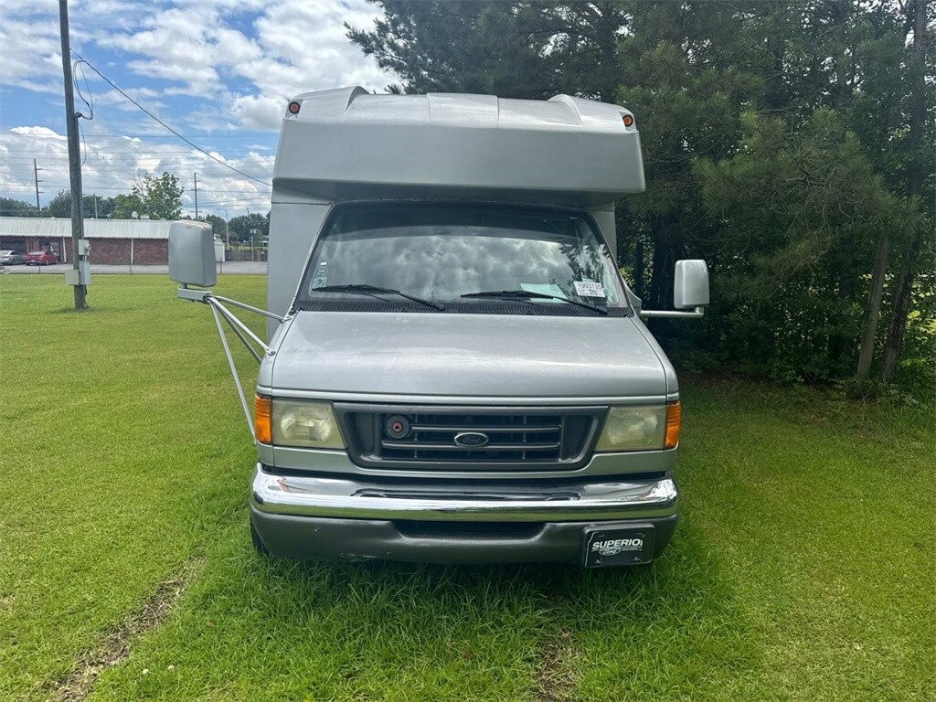 2003 Ford E-450 Cutaway photo 2