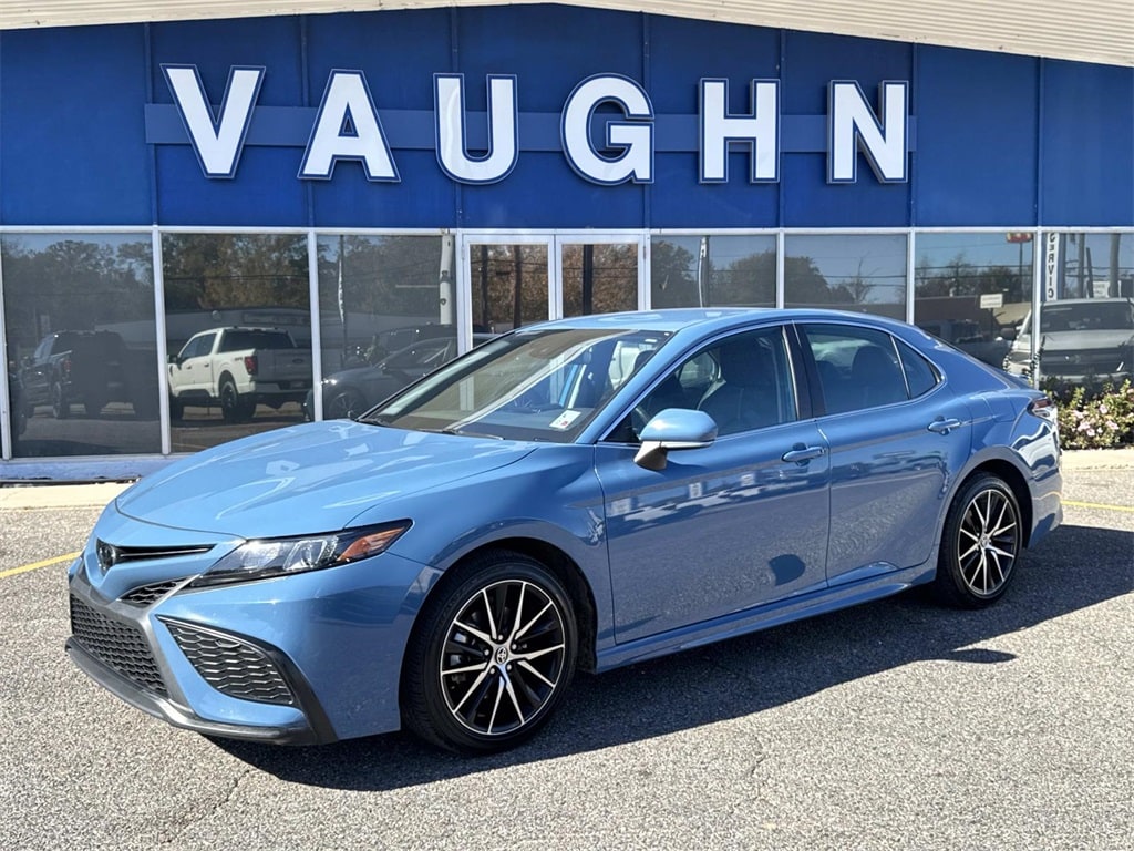 2024 Toyota Camry SE's photo