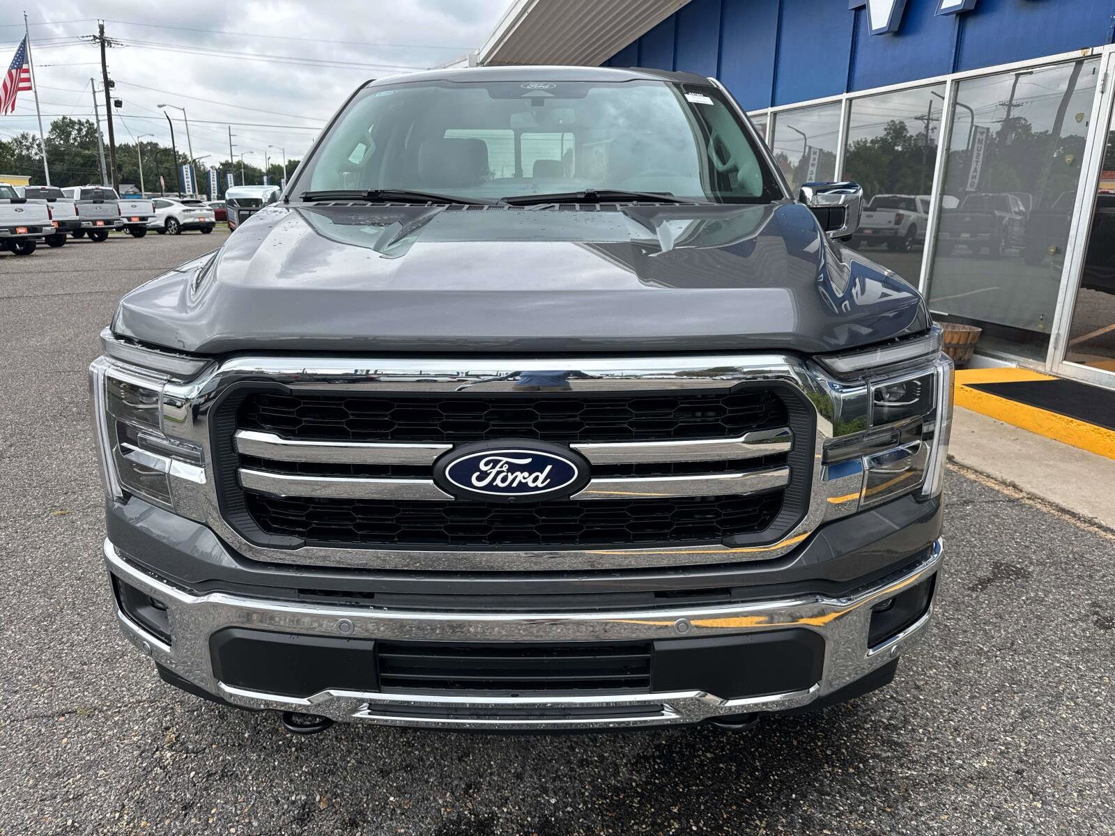 2025 Ford F-150 Lariat photo 2