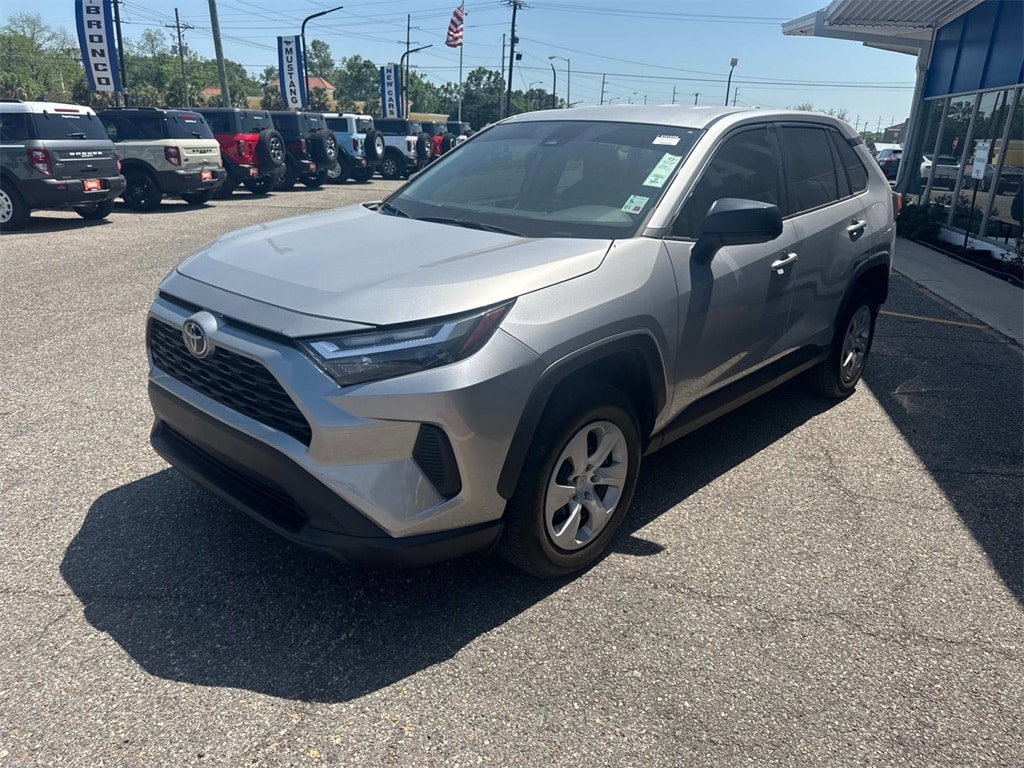 2023 Toyota RAV4 LE photo 3