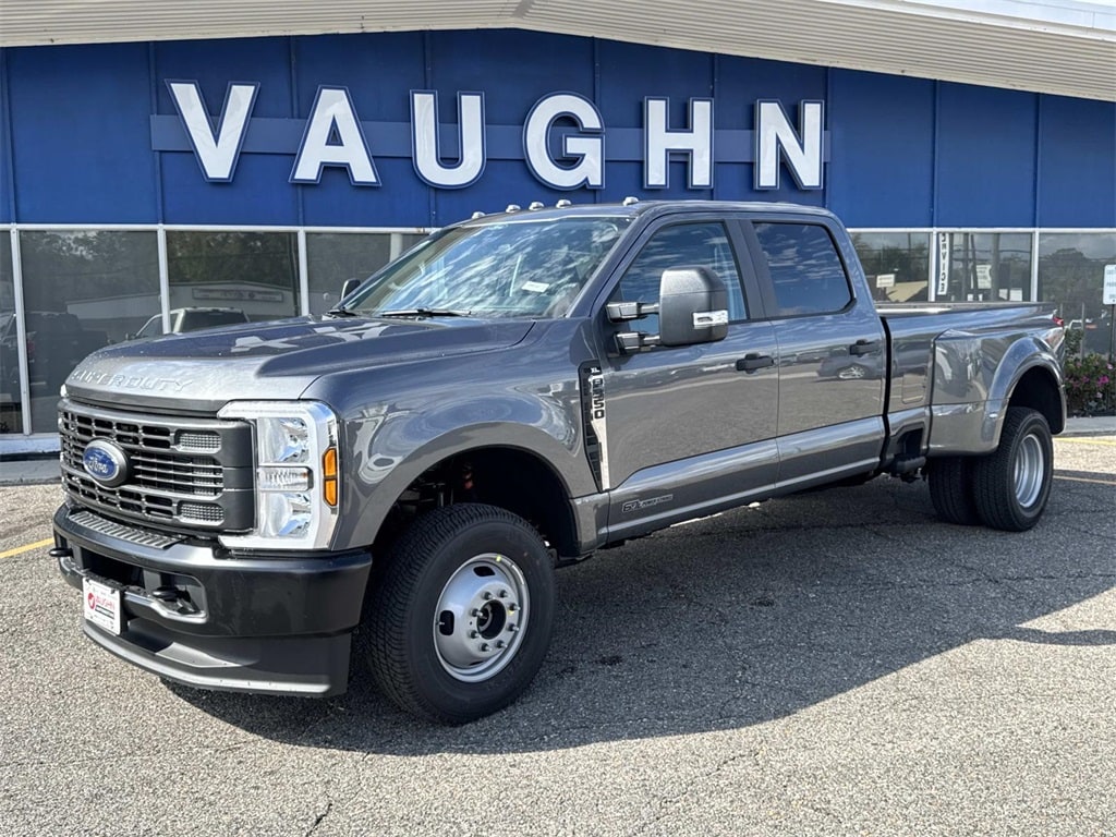 2026 Ford F-350 Super Duty XL's photo