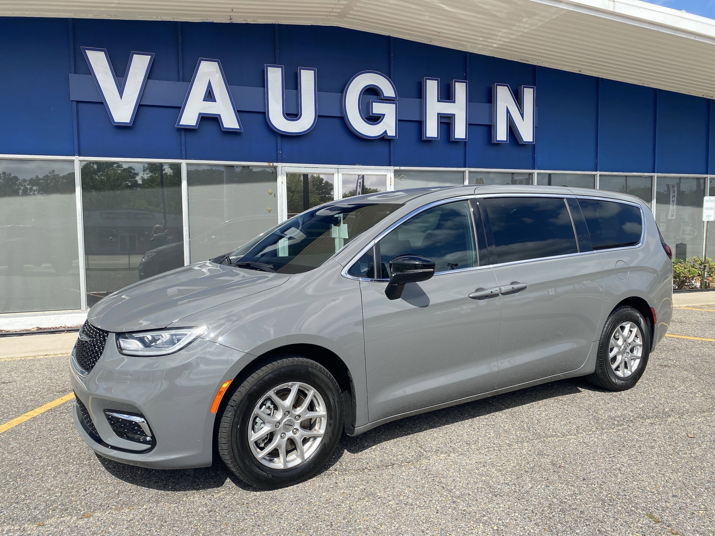 2025 Chrysler Pacifica Select's photo