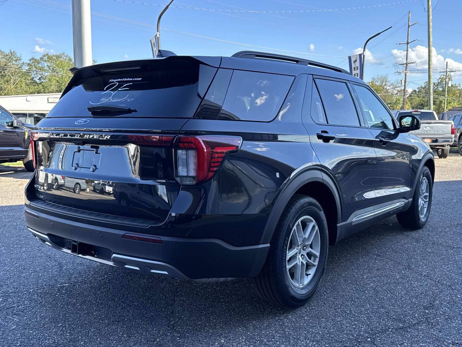 2025 Ford Explorer photo 2