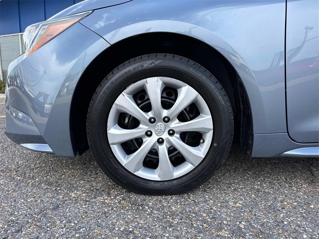 2022 Toyota Corolla LE photo 3