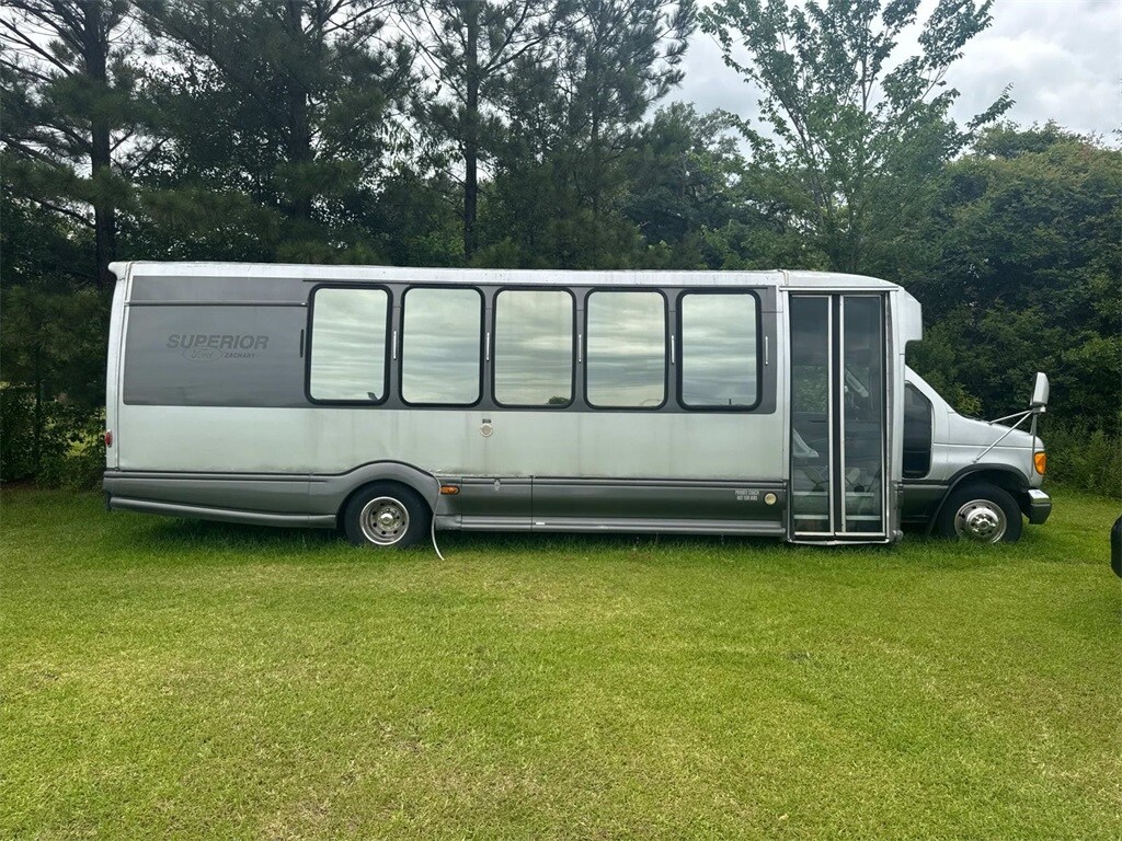 2003 Ford E-450 Cutaway photo 3