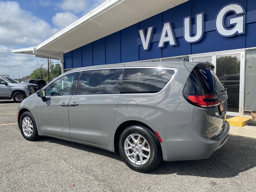 Used 2025 Chrysler Pacifica Select Van Passenger Van