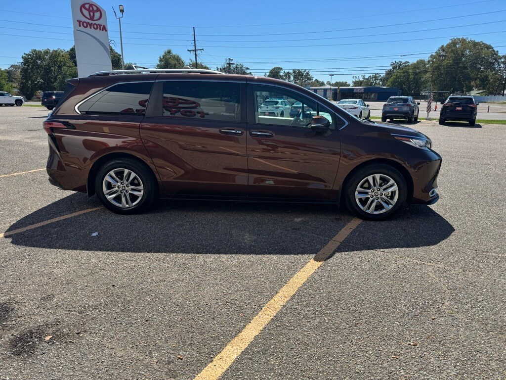 2022 Toyota Sienna Limited photo 4
