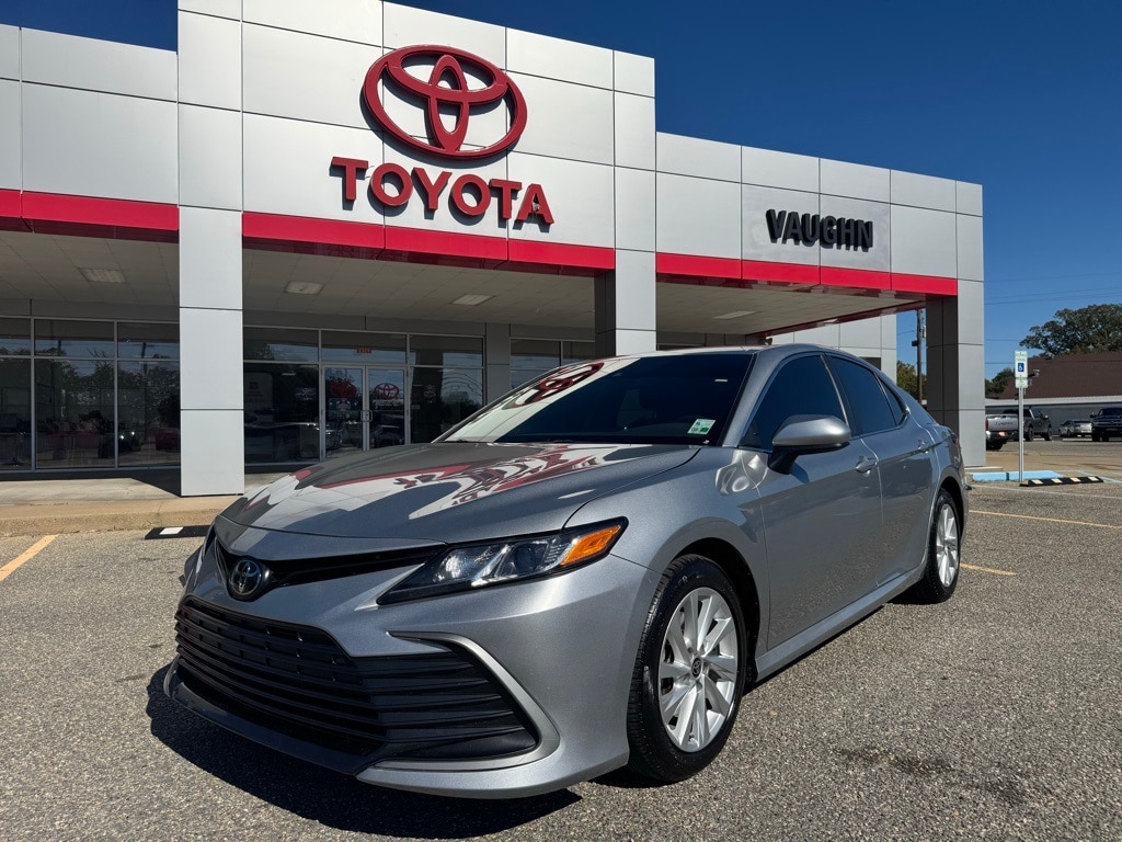 2023 Toyota Camry LE's photo