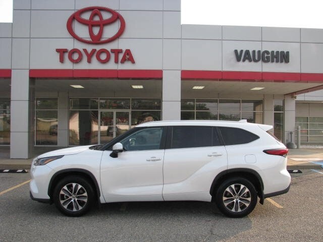 2023 Toyota Highlander XLE photo 2