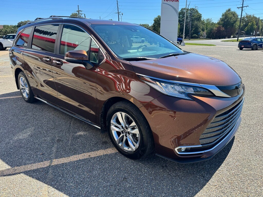 2022 Toyota Sienna Limited photo 3