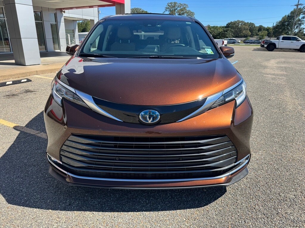 2022 Toyota Sienna Limited photo 2