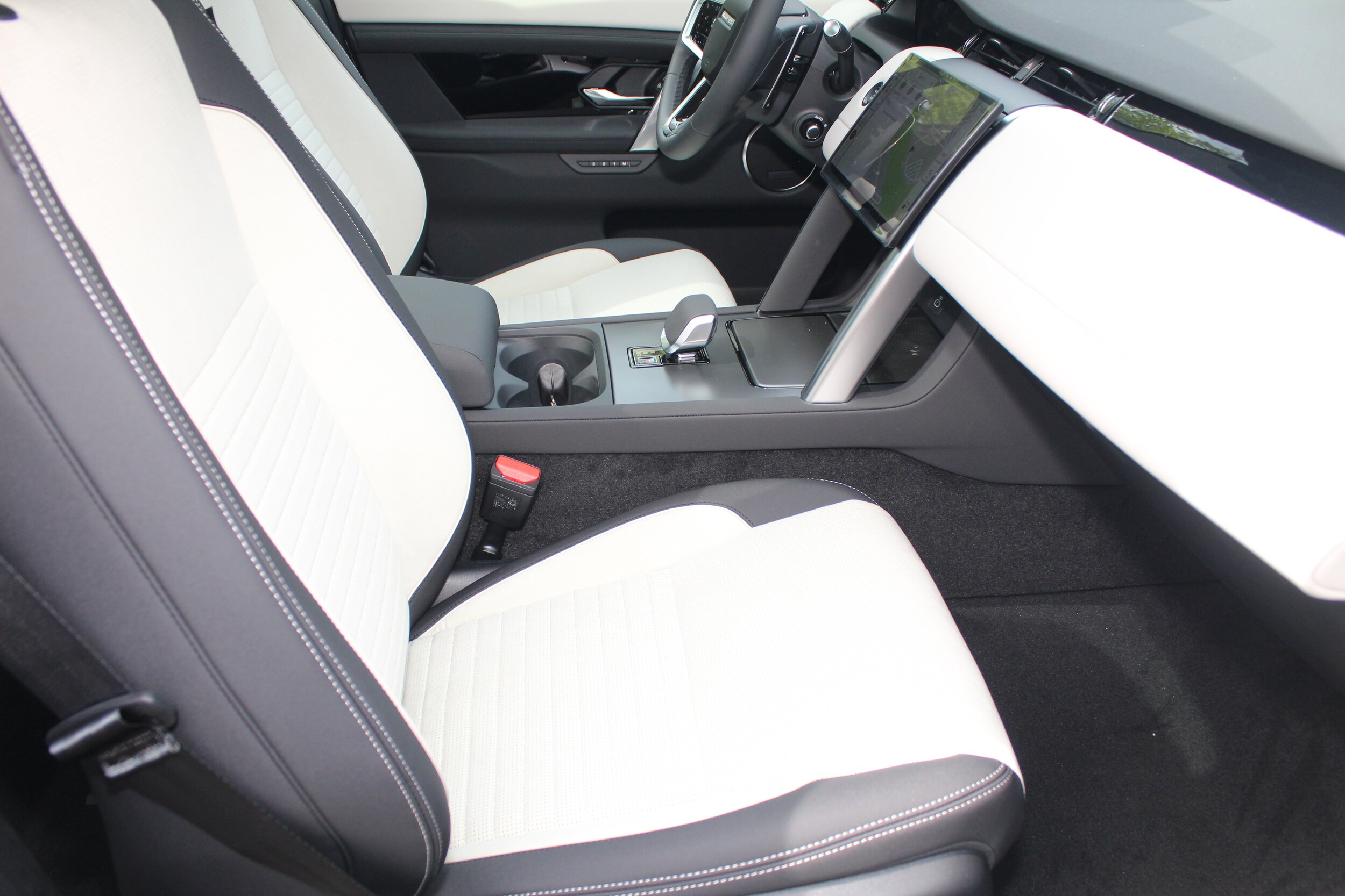 2025 Land Rover Discovery Sport S photo 3