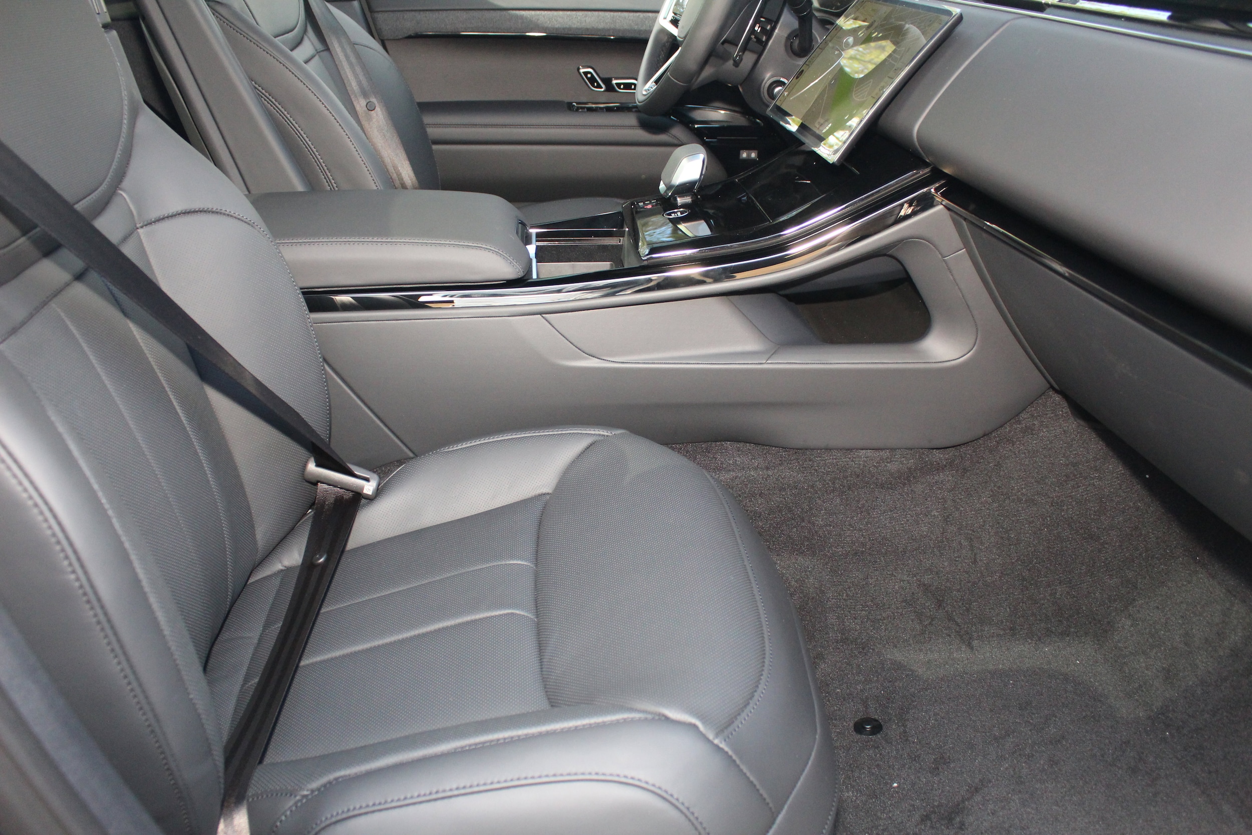 2025 Land Rover Range Rover Sport SE photo 3