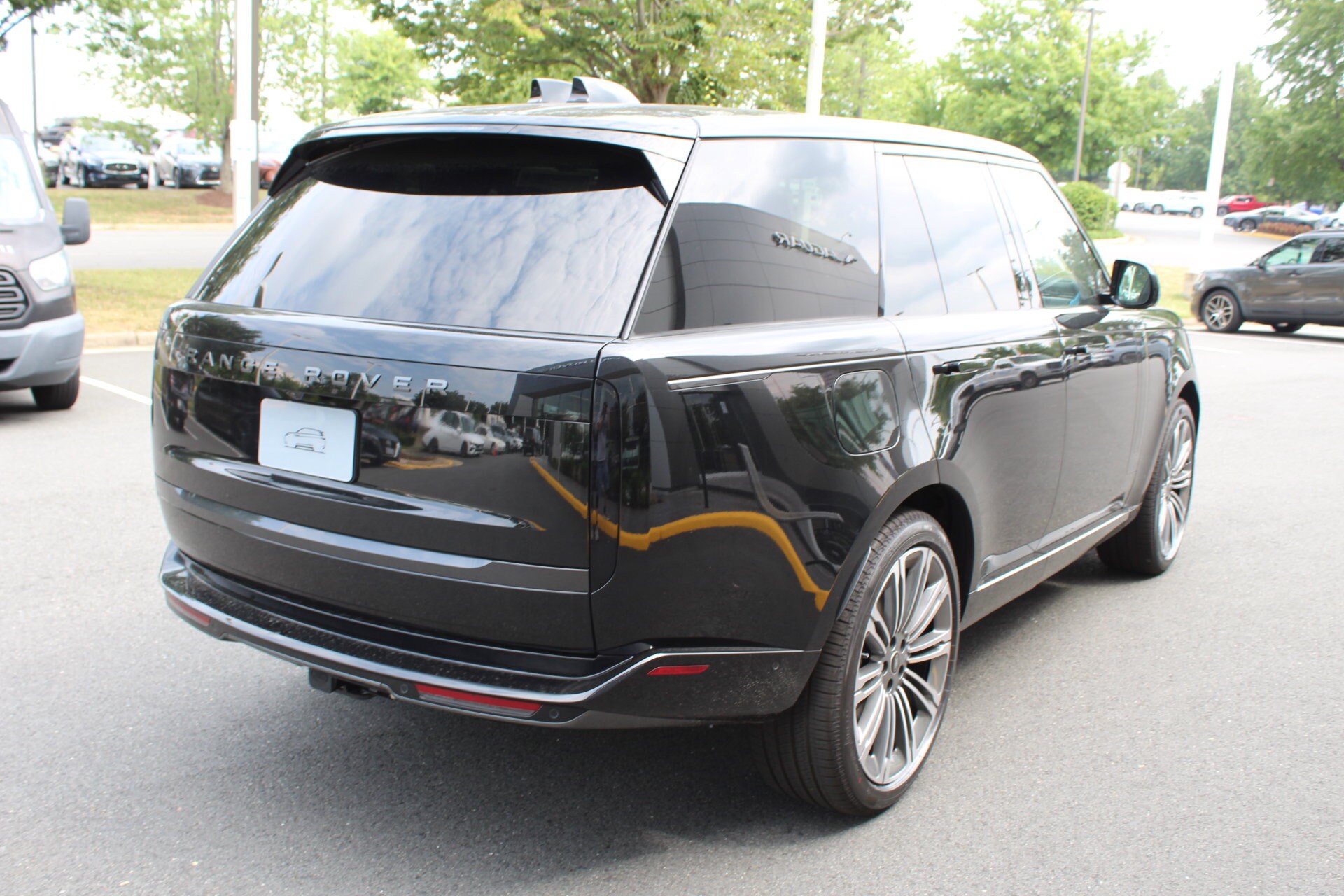 2025 Land Rover Range Rover SE photo 2