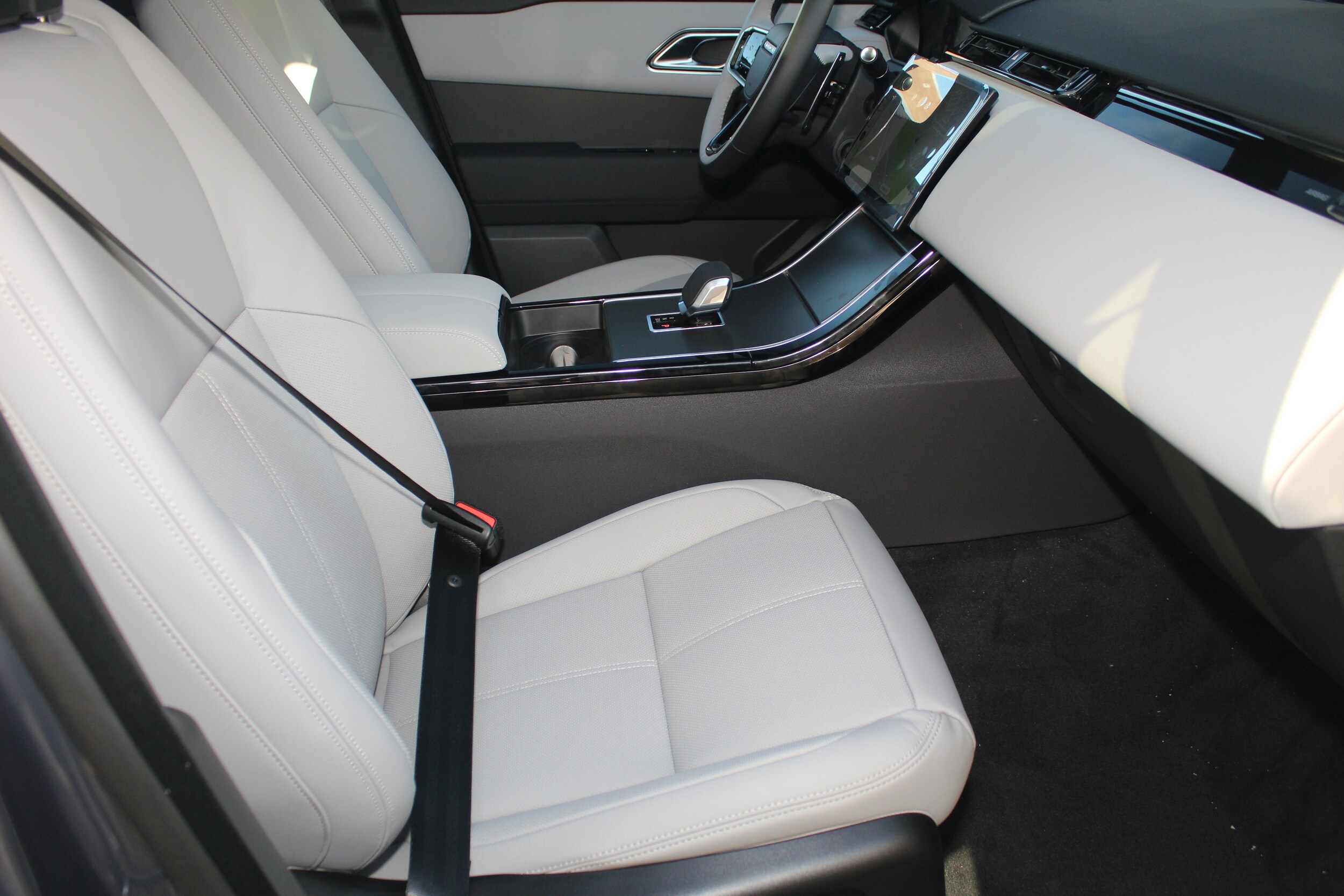 2026 Land Rover Range Rover Velar S photo 3