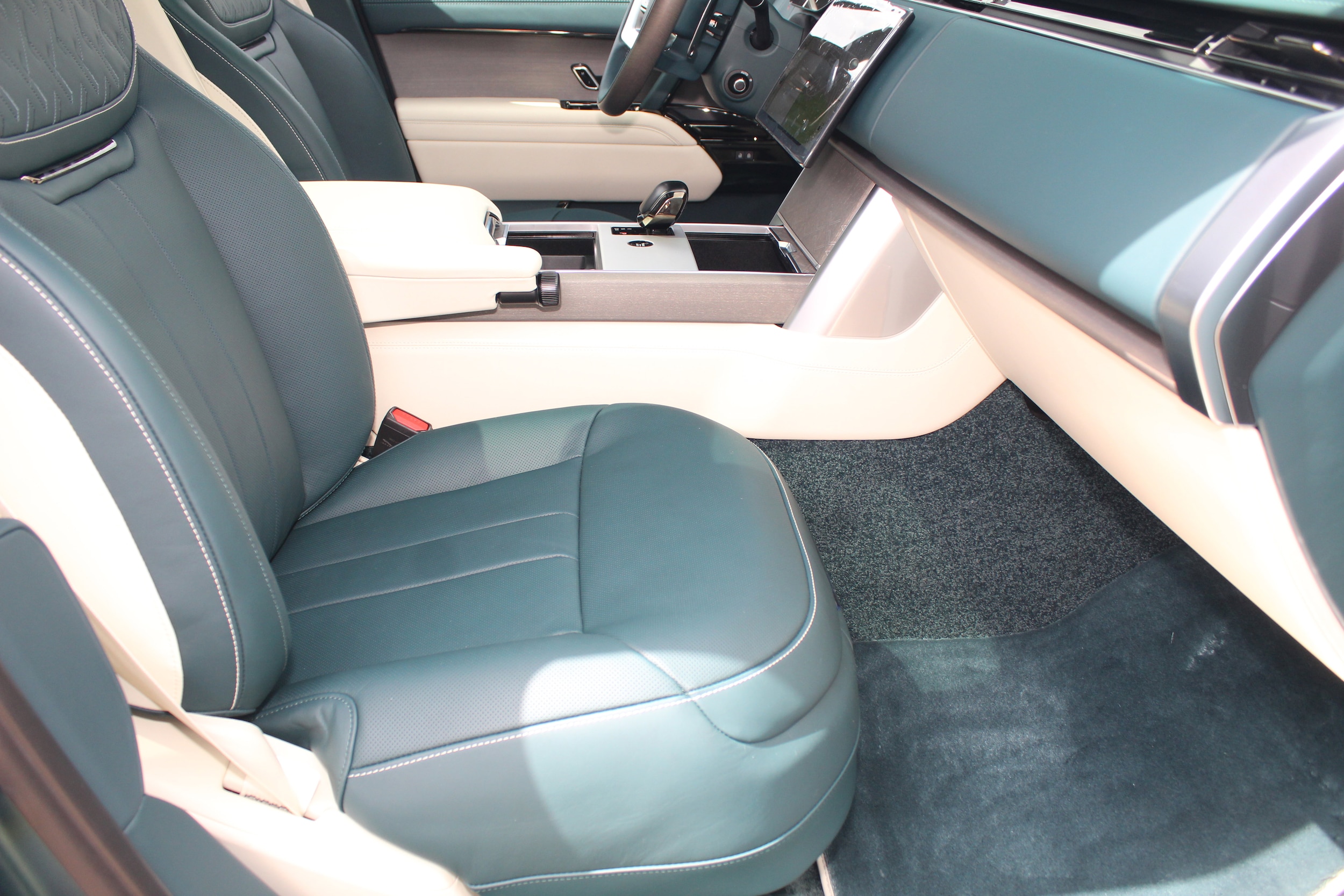 2025 Land Rover Range Rover SV photo 3