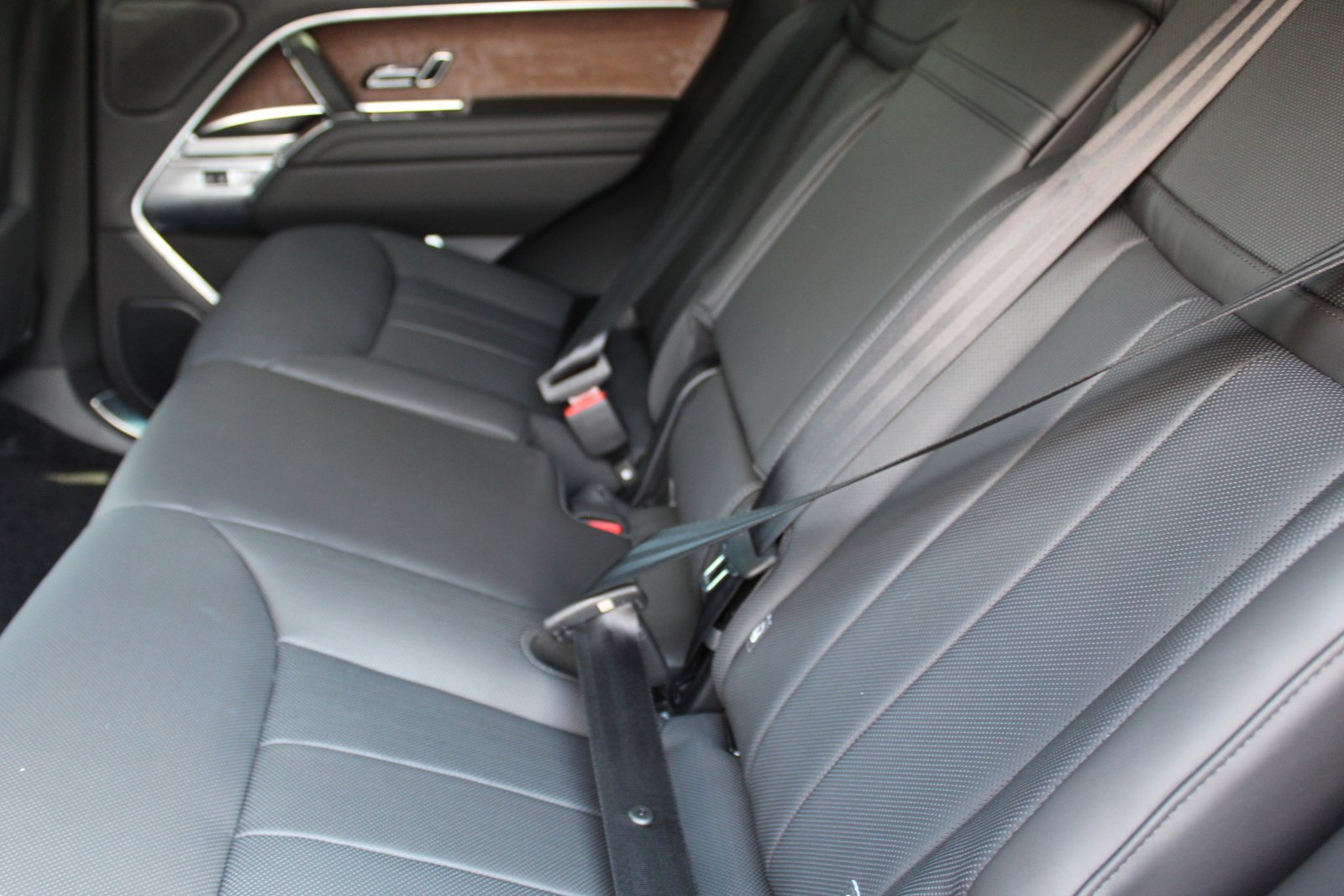 2025 Land Rover Range Rover SE photo 4