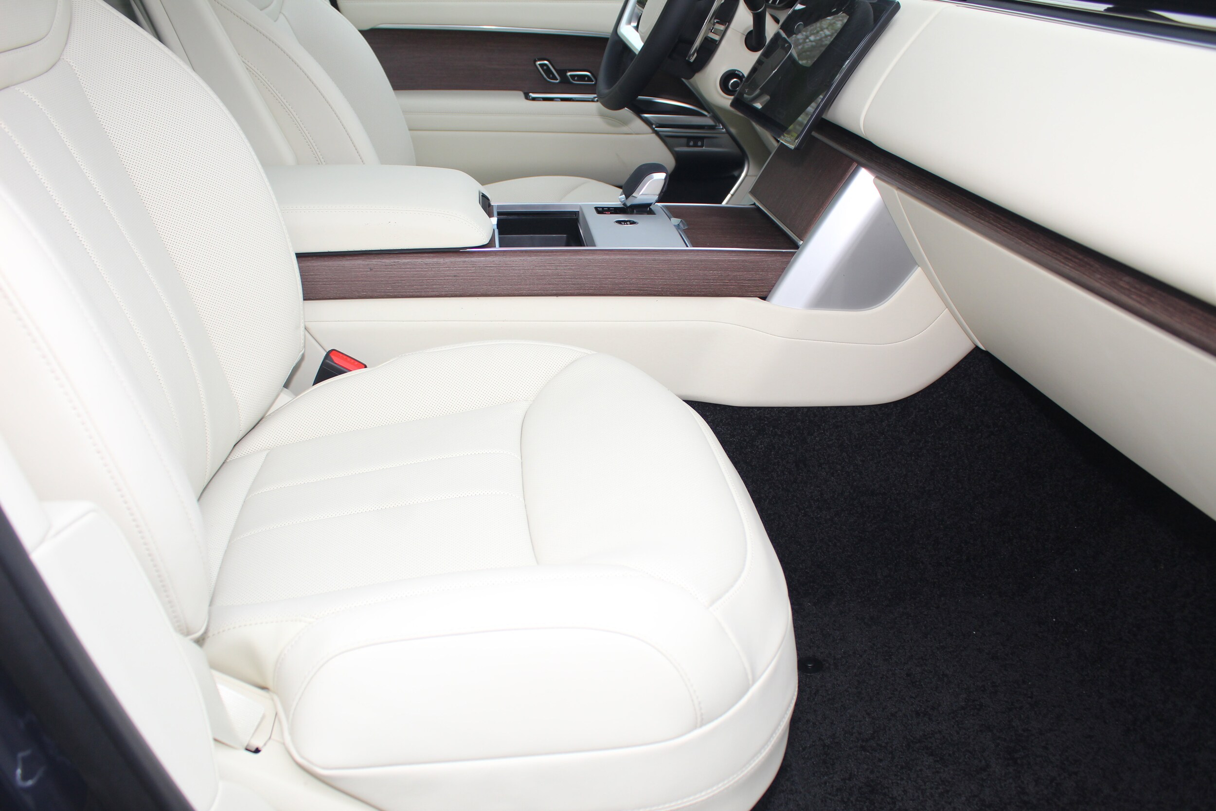 2025 Land Rover Range Rover SE photo 3