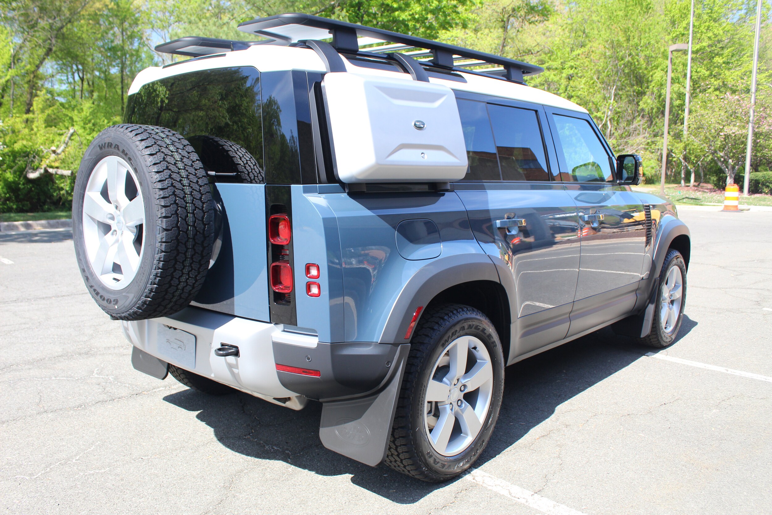 2025 Land Rover Defender 110 S photo 2