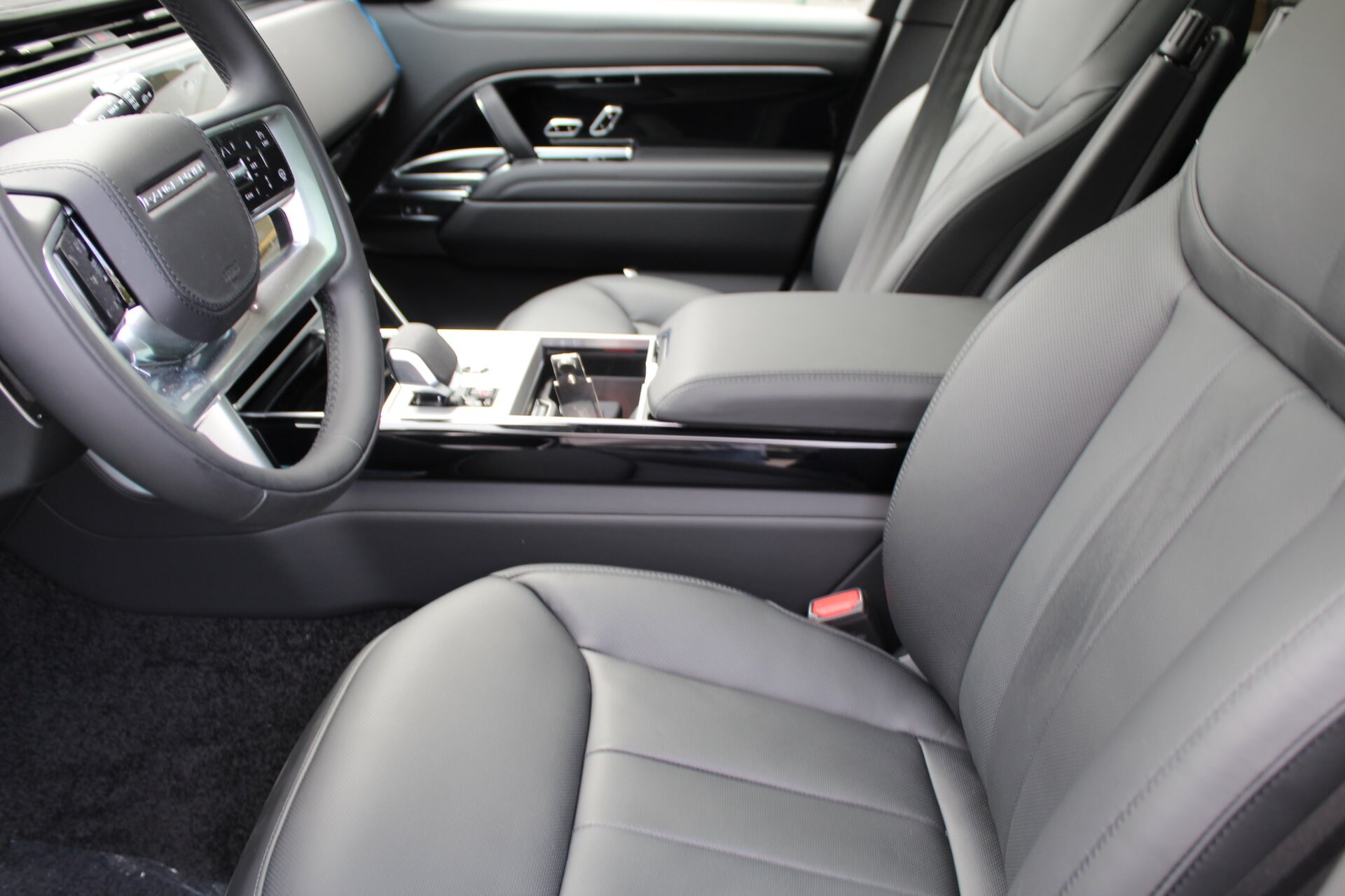 2025 Land Rover Range Rover SE photo 3