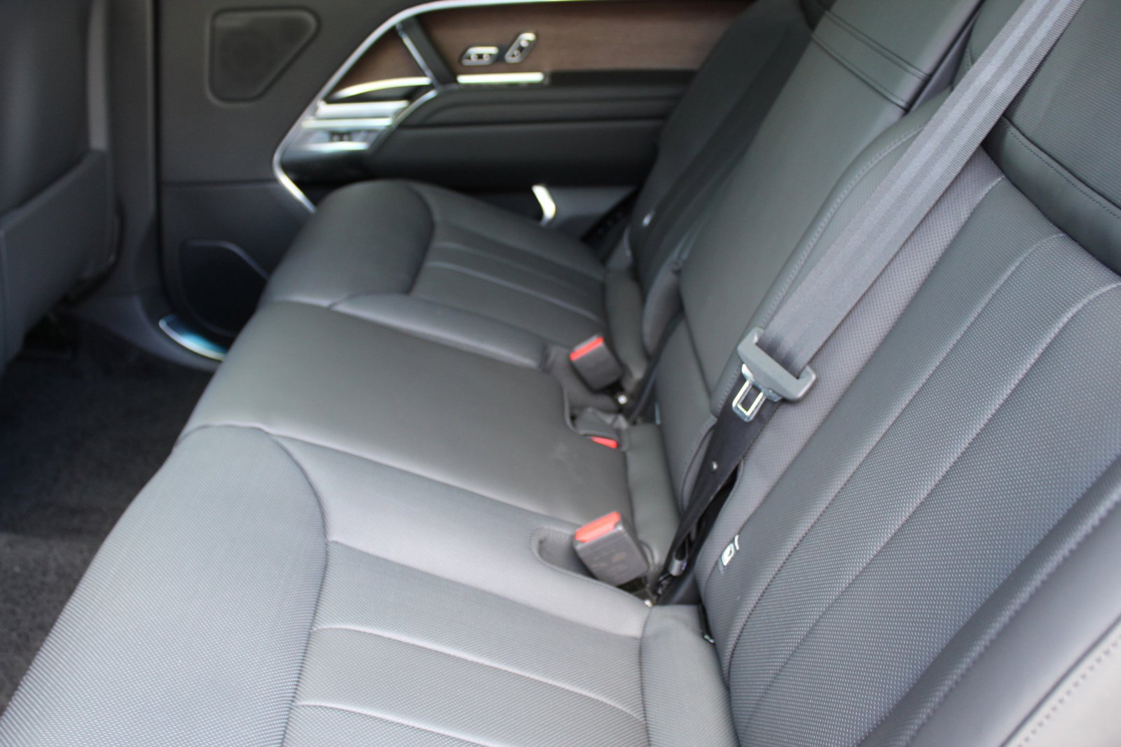 2025 Land Rover Range Rover SE photo 4
