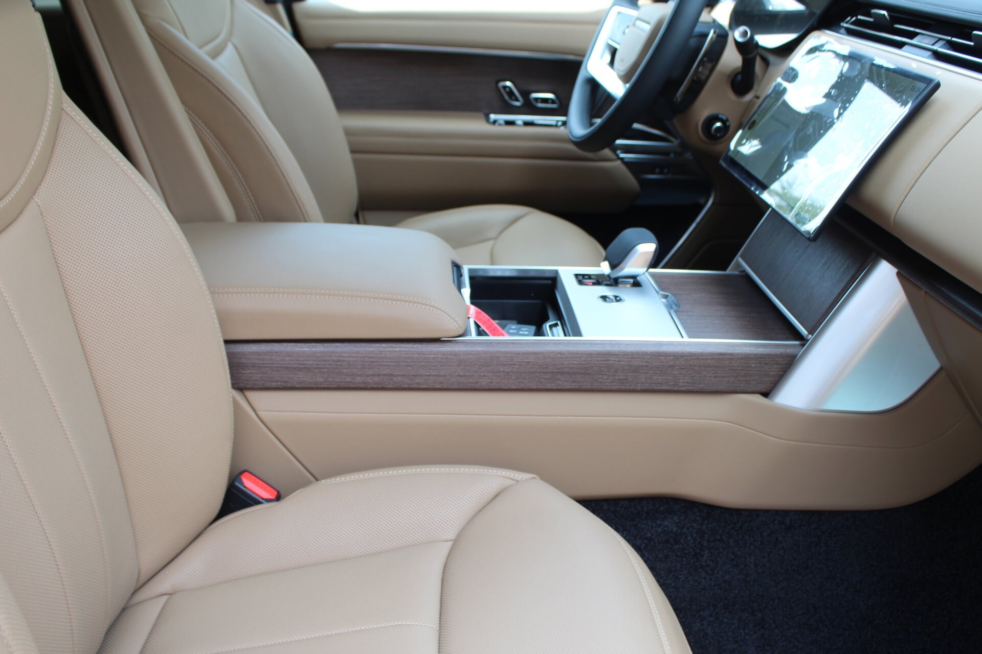 2025 Land Rover Range Rover SE photo 2
