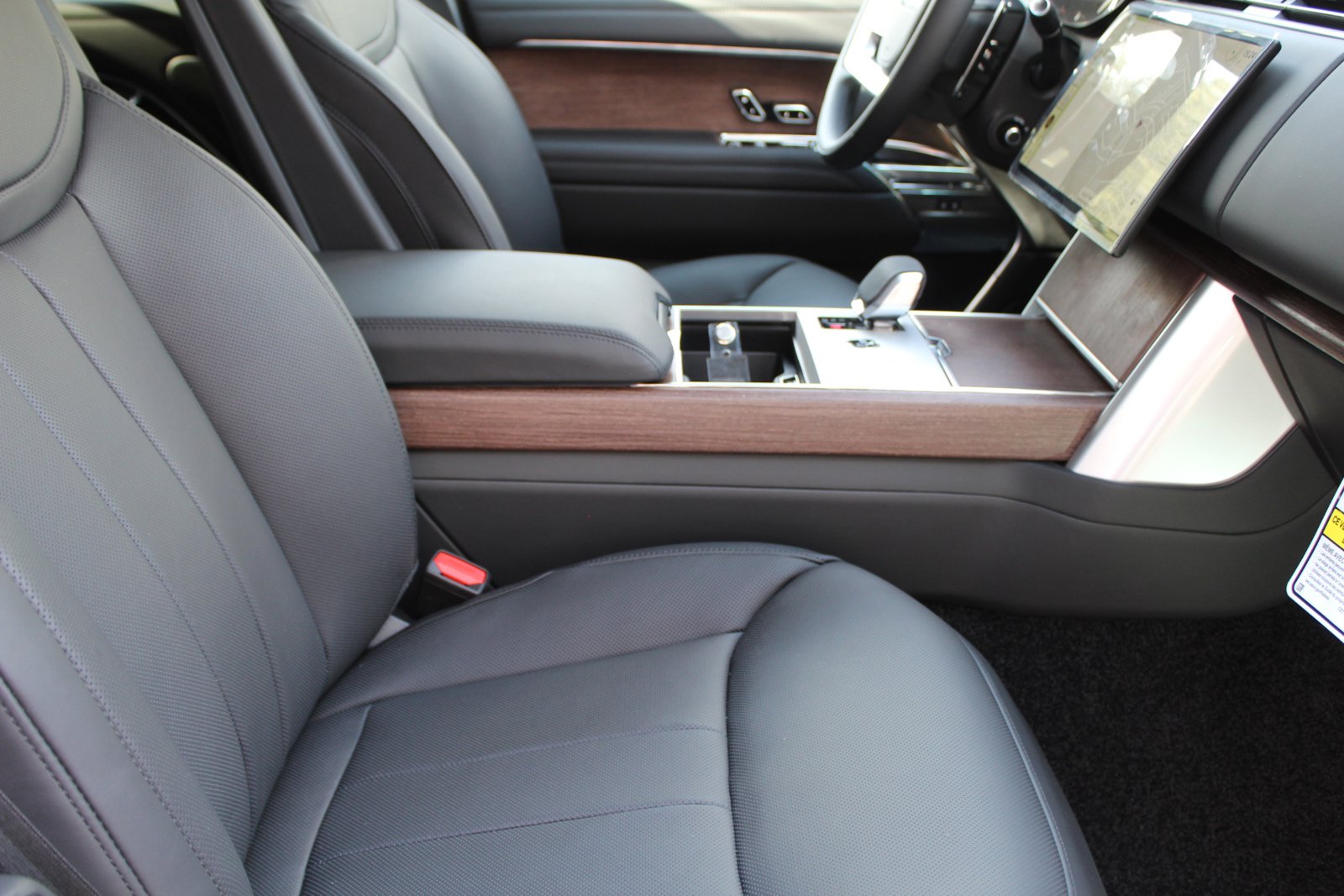 2025 Land Rover Range Rover SE photo 3