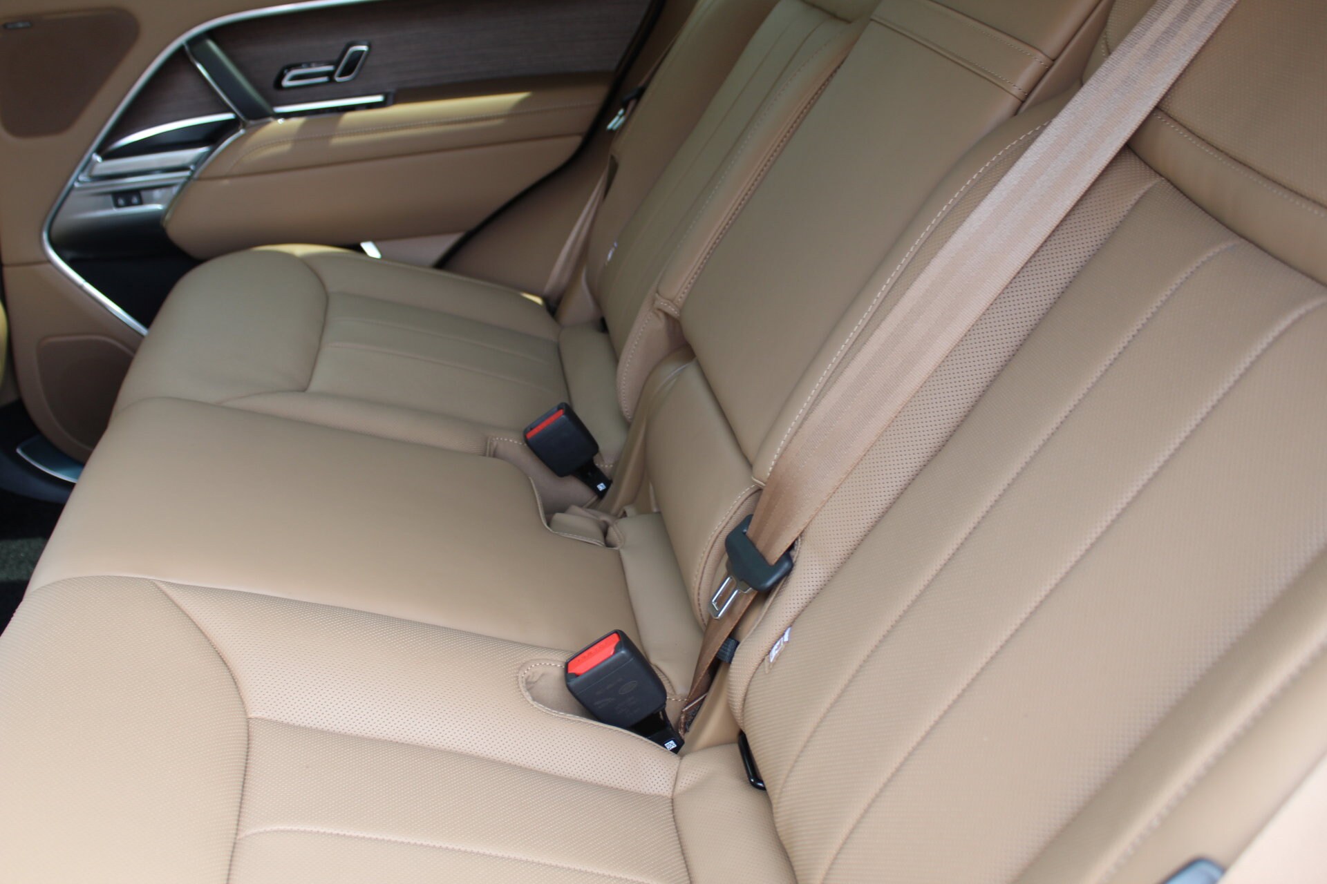 2025 Land Rover Range Rover SE photo 3