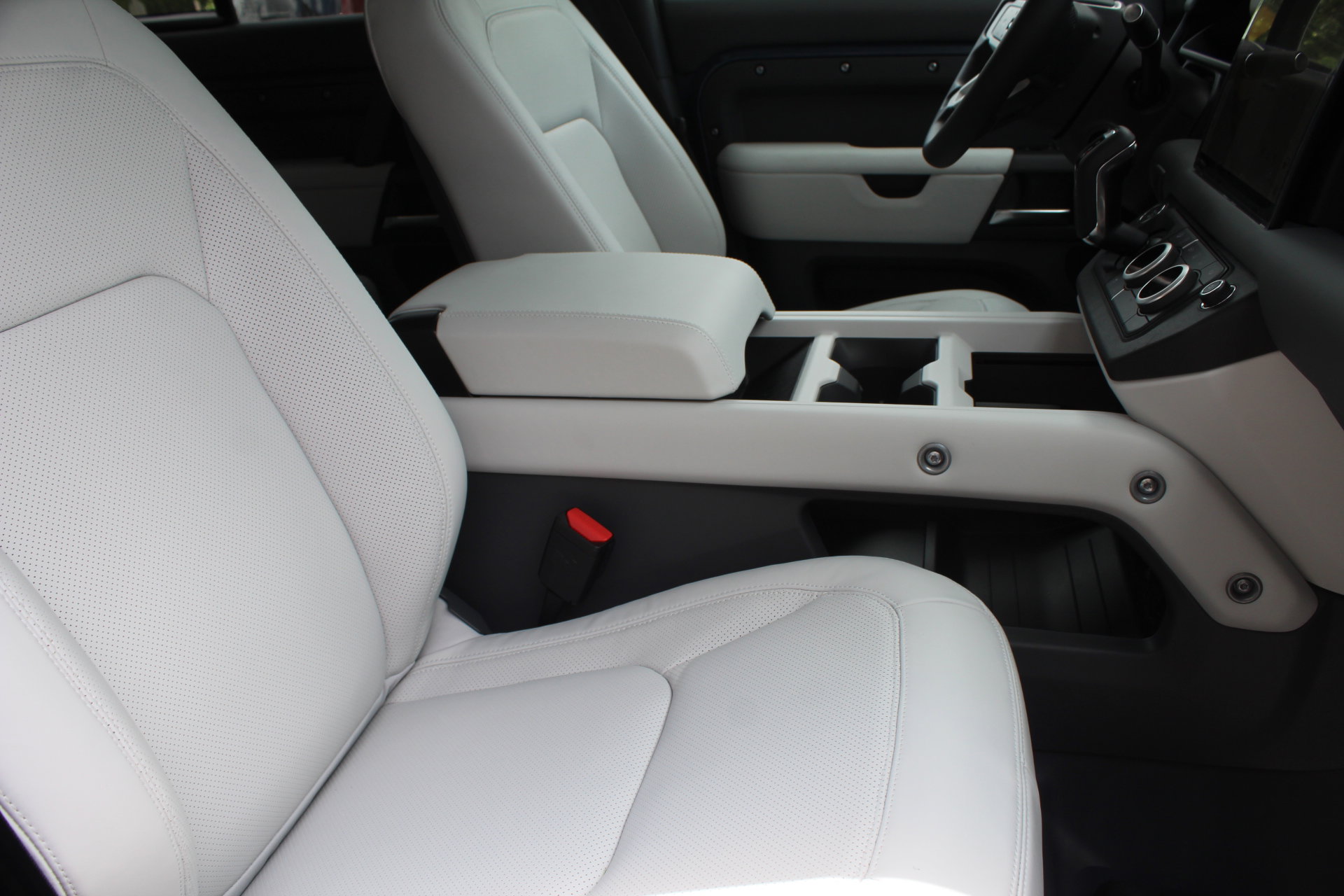 2025 Land Rover Defender 110 S photo 3