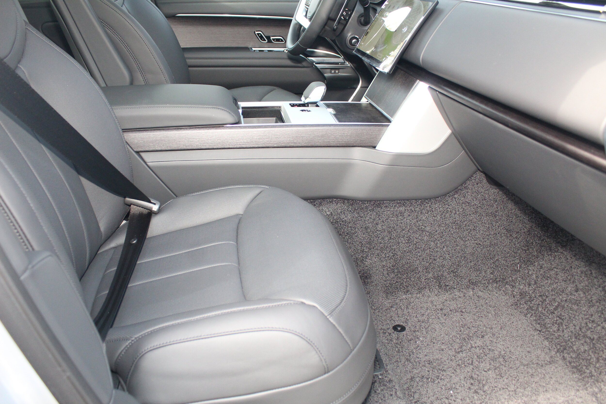 2025 Land Rover Range Rover SE photo 3